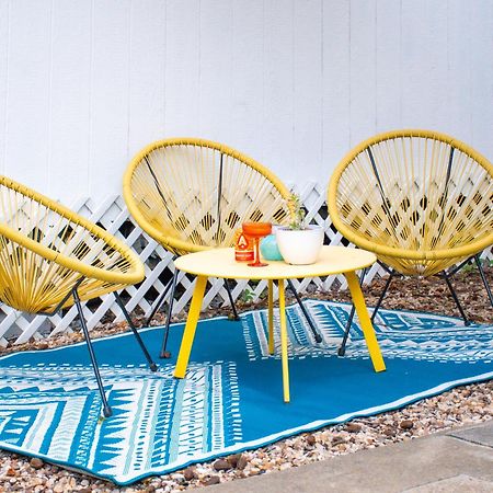 Stylish, Artsy Bungalow Central Eastside Austin Bagian luar foto
