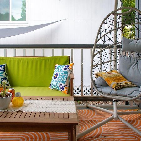 Stylish, Artsy Bungalow Central Eastside Austin Bagian luar foto
