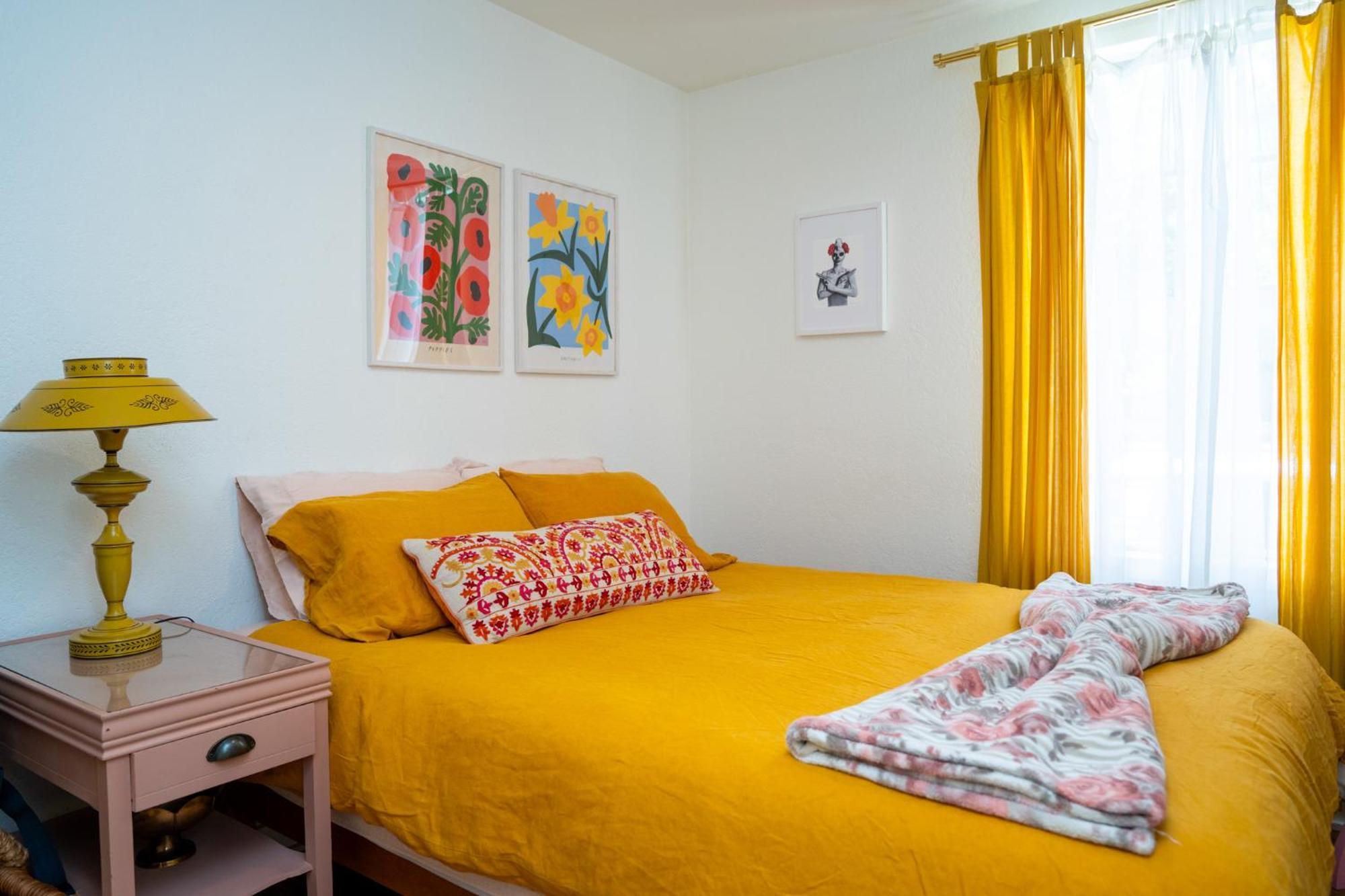 Stylish, Artsy Bungalow Central Eastside Austin Bagian luar foto