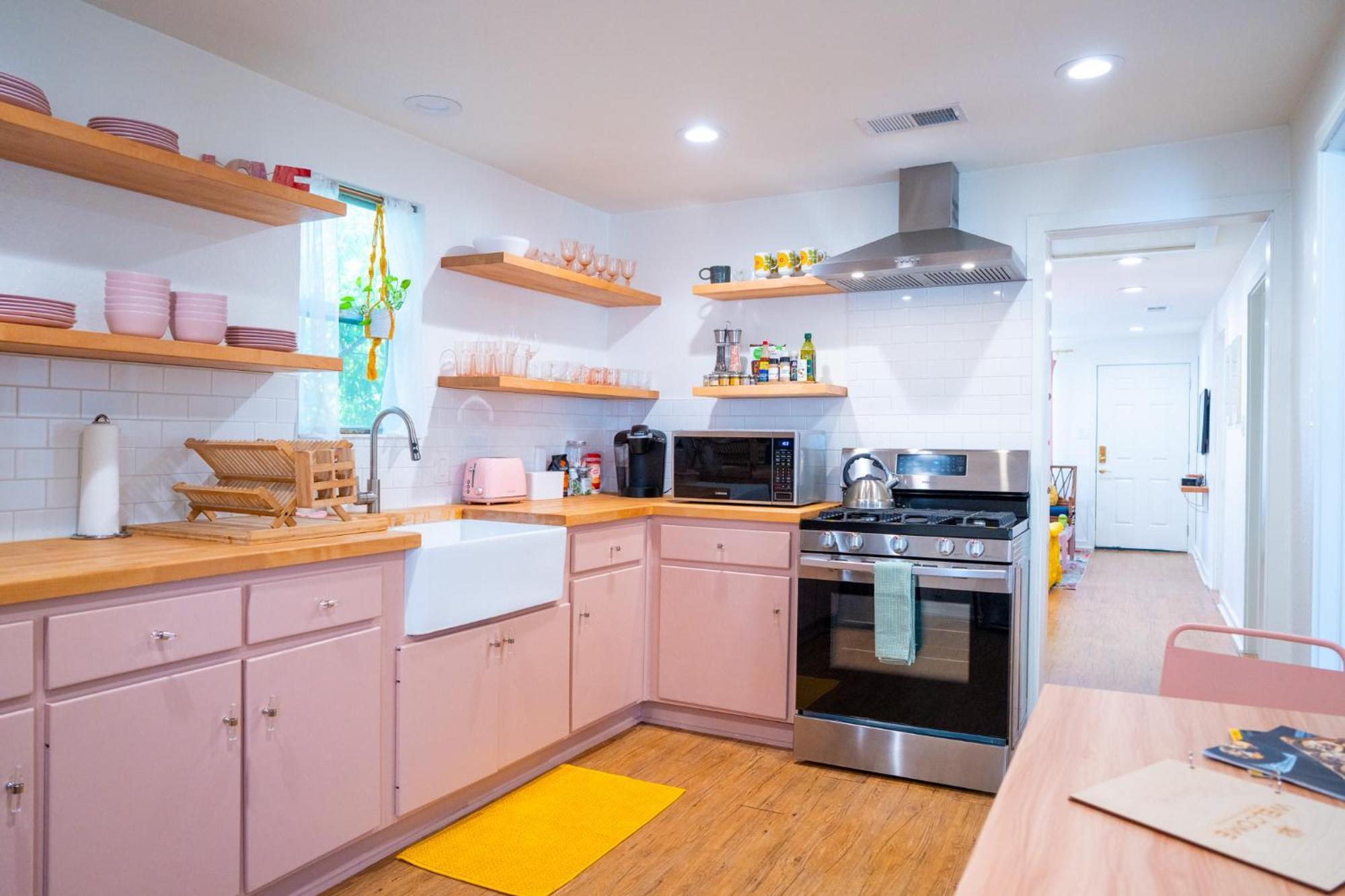 Stylish, Artsy Bungalow Central Eastside Austin Bagian luar foto