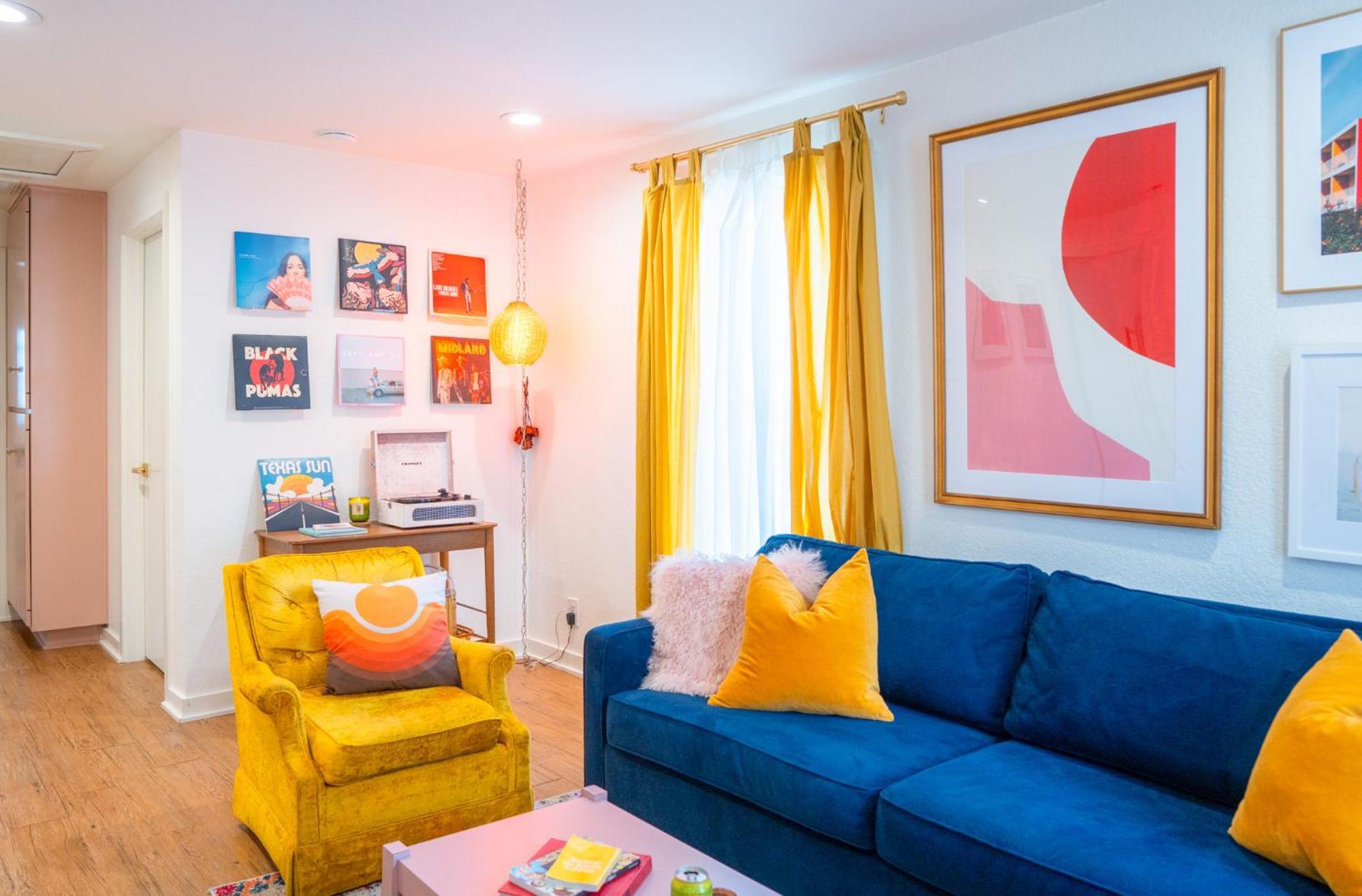 Stylish, Artsy Bungalow Central Eastside Austin Bagian luar foto