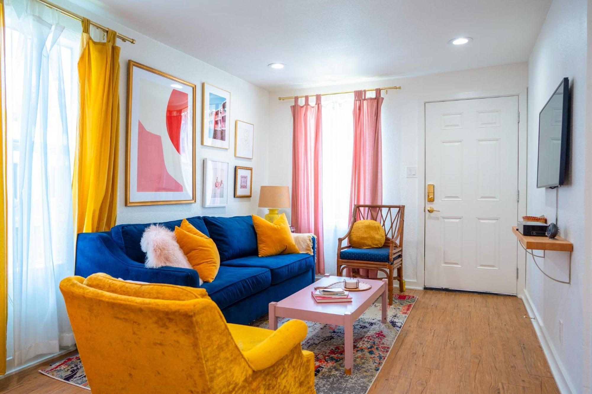 Stylish, Artsy Bungalow Central Eastside Austin Bagian luar foto