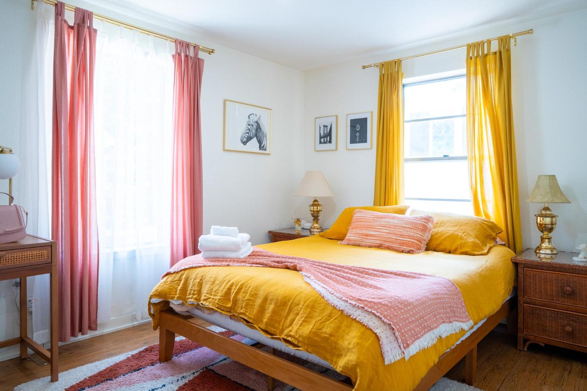 Stylish, Artsy Bungalow Central Eastside Austin Bagian luar foto