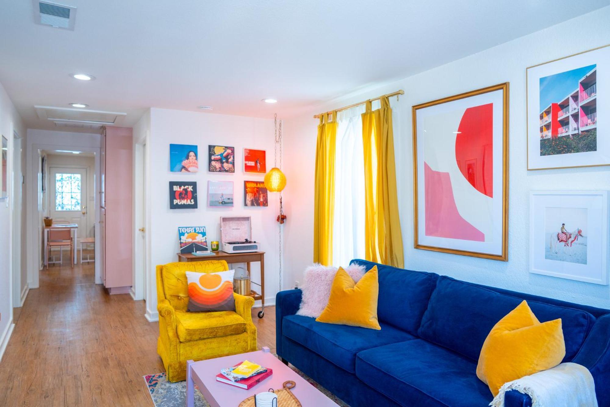 Stylish, Artsy Bungalow Central Eastside Austin Bagian luar foto