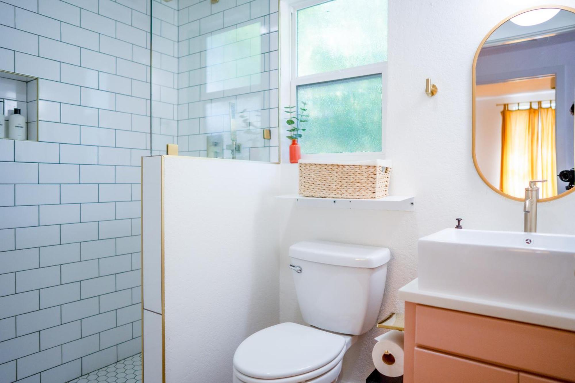 Stylish, Artsy Bungalow Central Eastside Austin Bagian luar foto