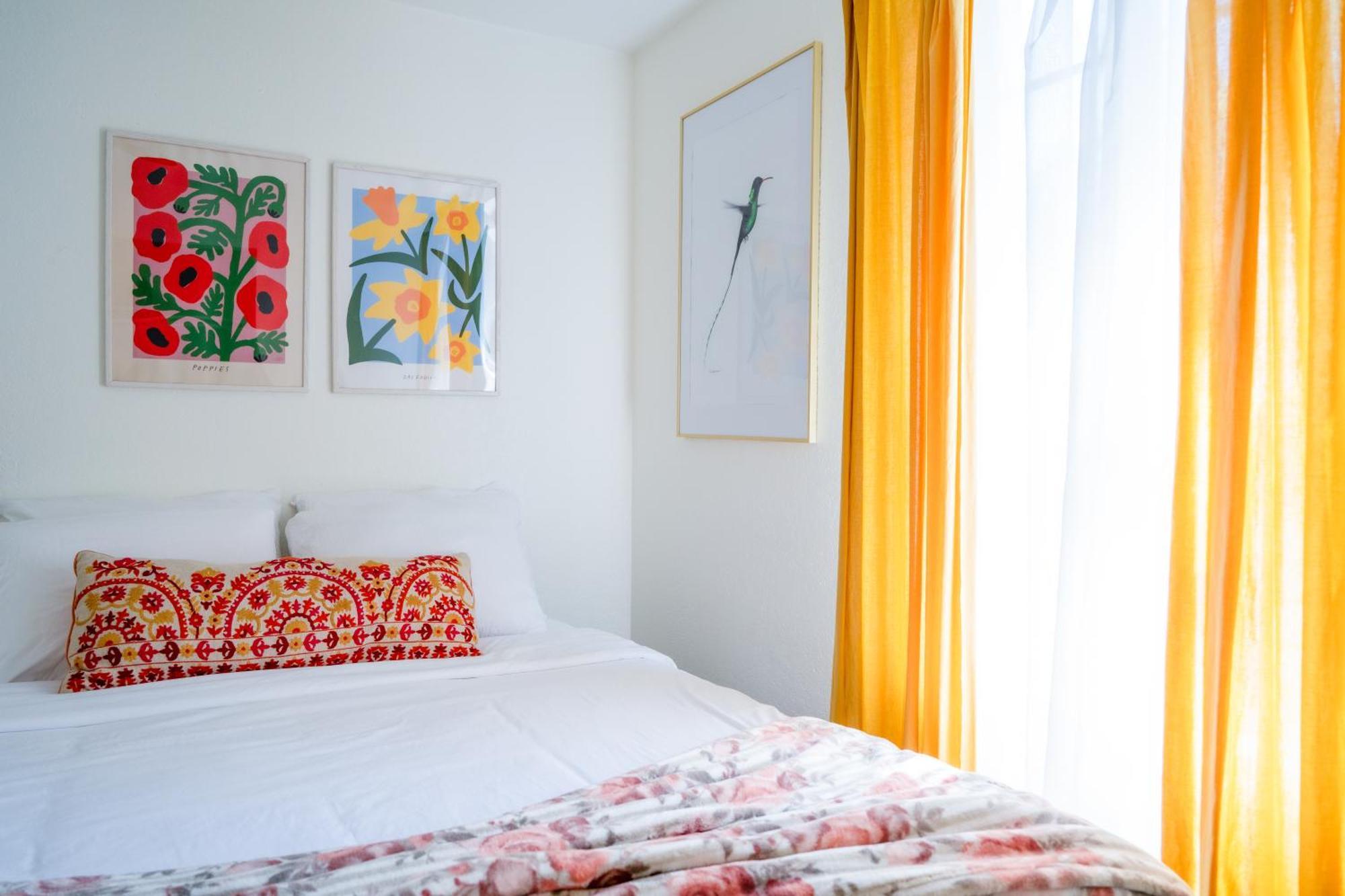 Stylish, Artsy Bungalow Central Eastside Austin Bagian luar foto