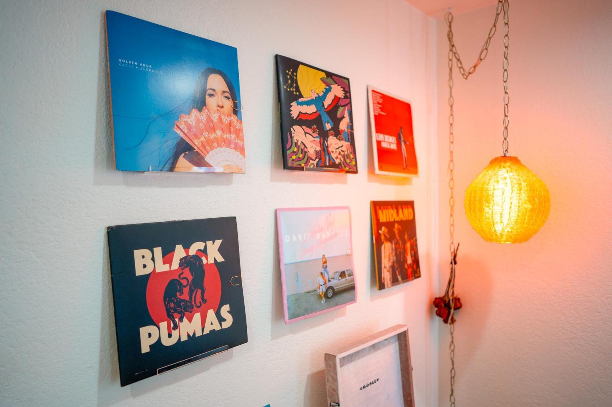Stylish, Artsy Bungalow Central Eastside Austin Bagian luar foto