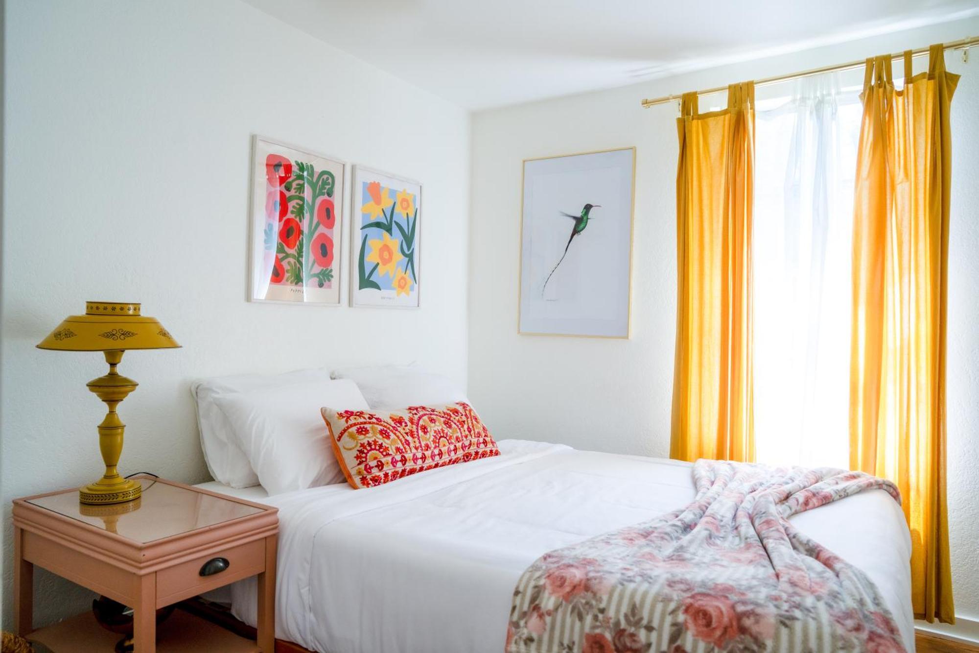 Stylish, Artsy Bungalow Central Eastside Austin Bagian luar foto