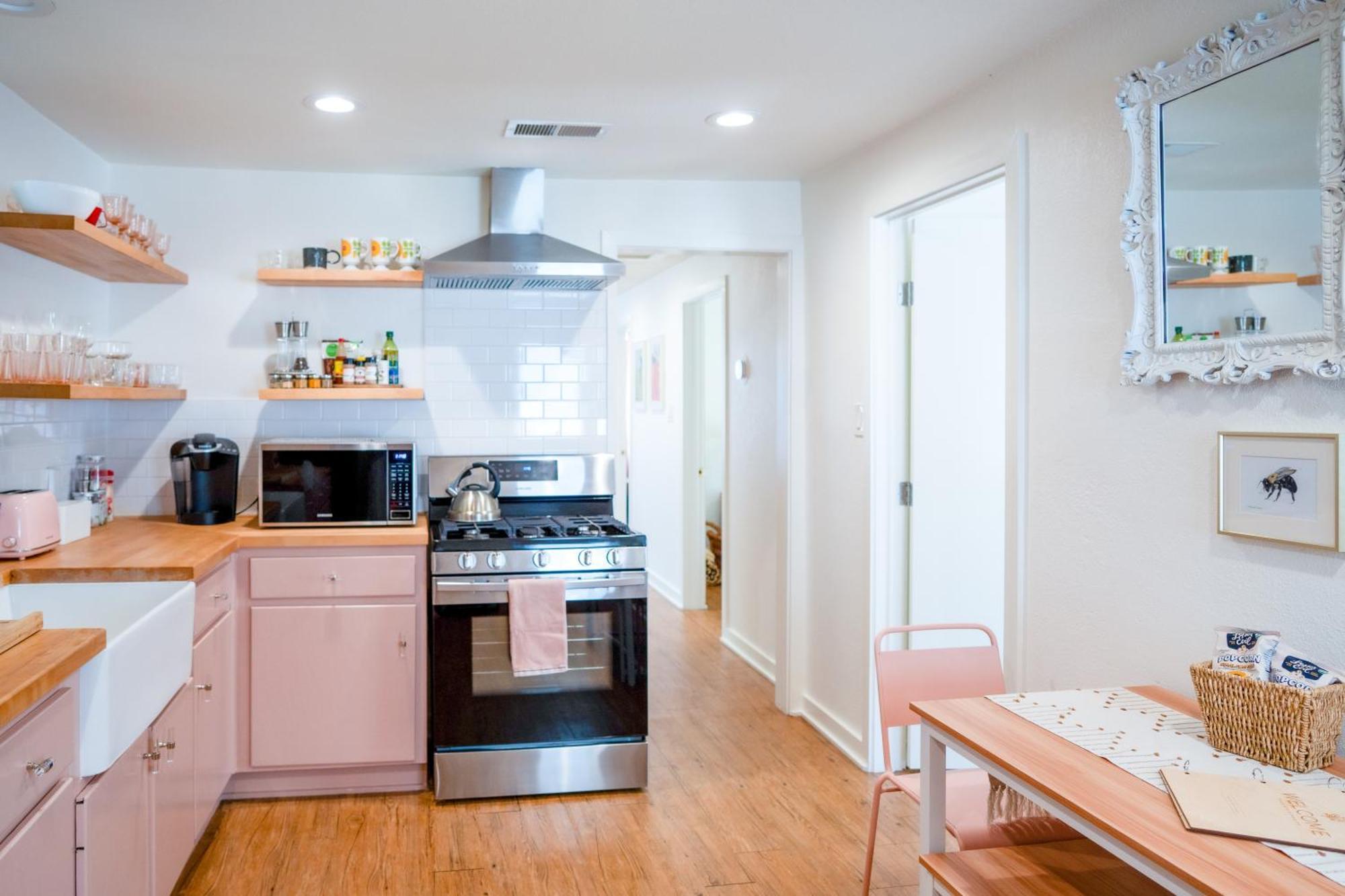 Stylish, Artsy Bungalow Central Eastside Austin Bagian luar foto