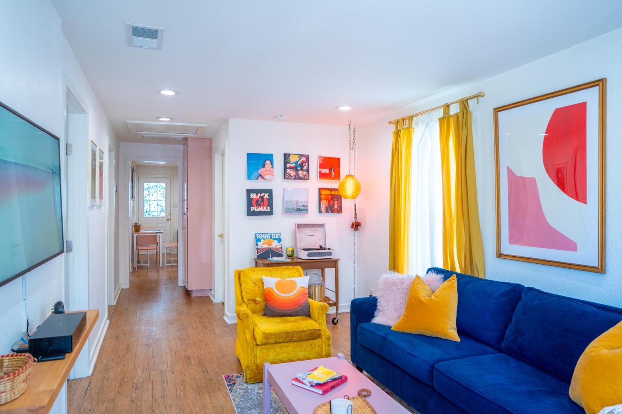 Stylish, Artsy Bungalow Central Eastside Austin Bagian luar foto
