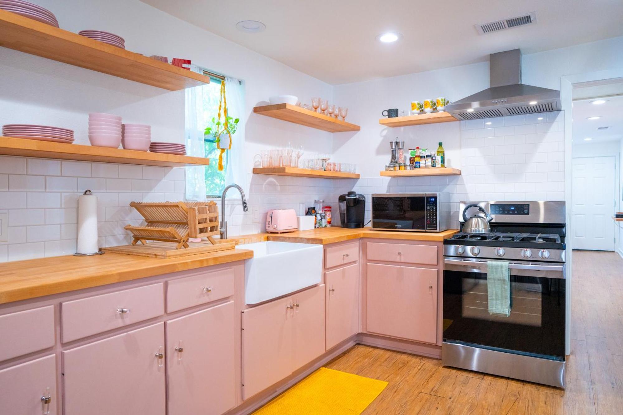 Stylish, Artsy Bungalow Central Eastside Austin Bagian luar foto