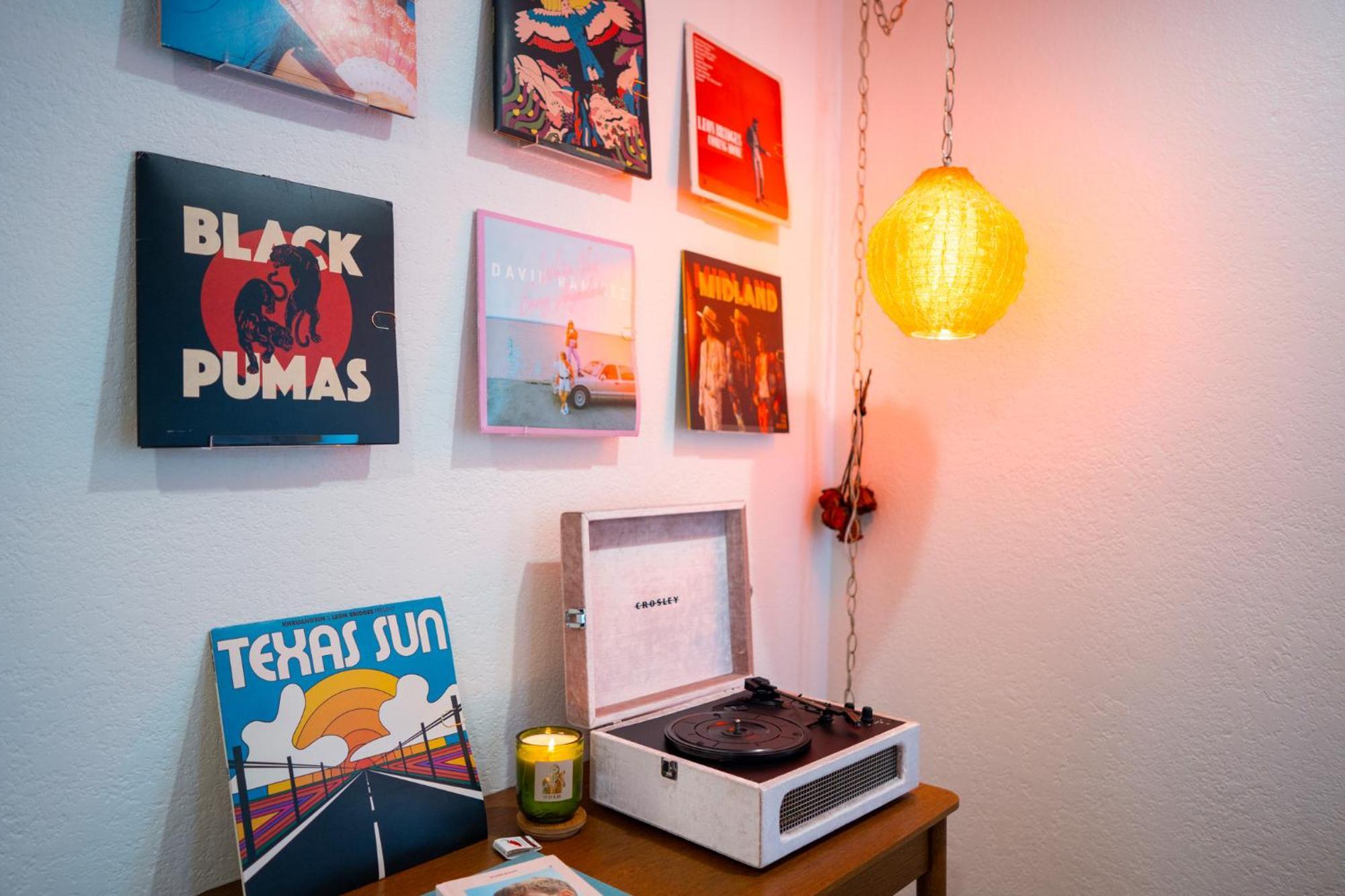 Stylish, Artsy Bungalow Central Eastside Austin Bagian luar foto