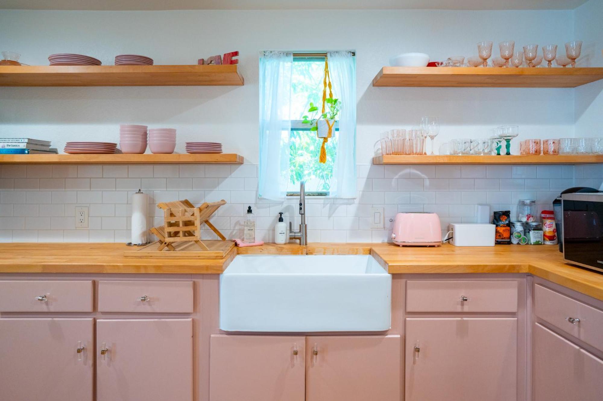 Stylish, Artsy Bungalow Central Eastside Austin Bagian luar foto