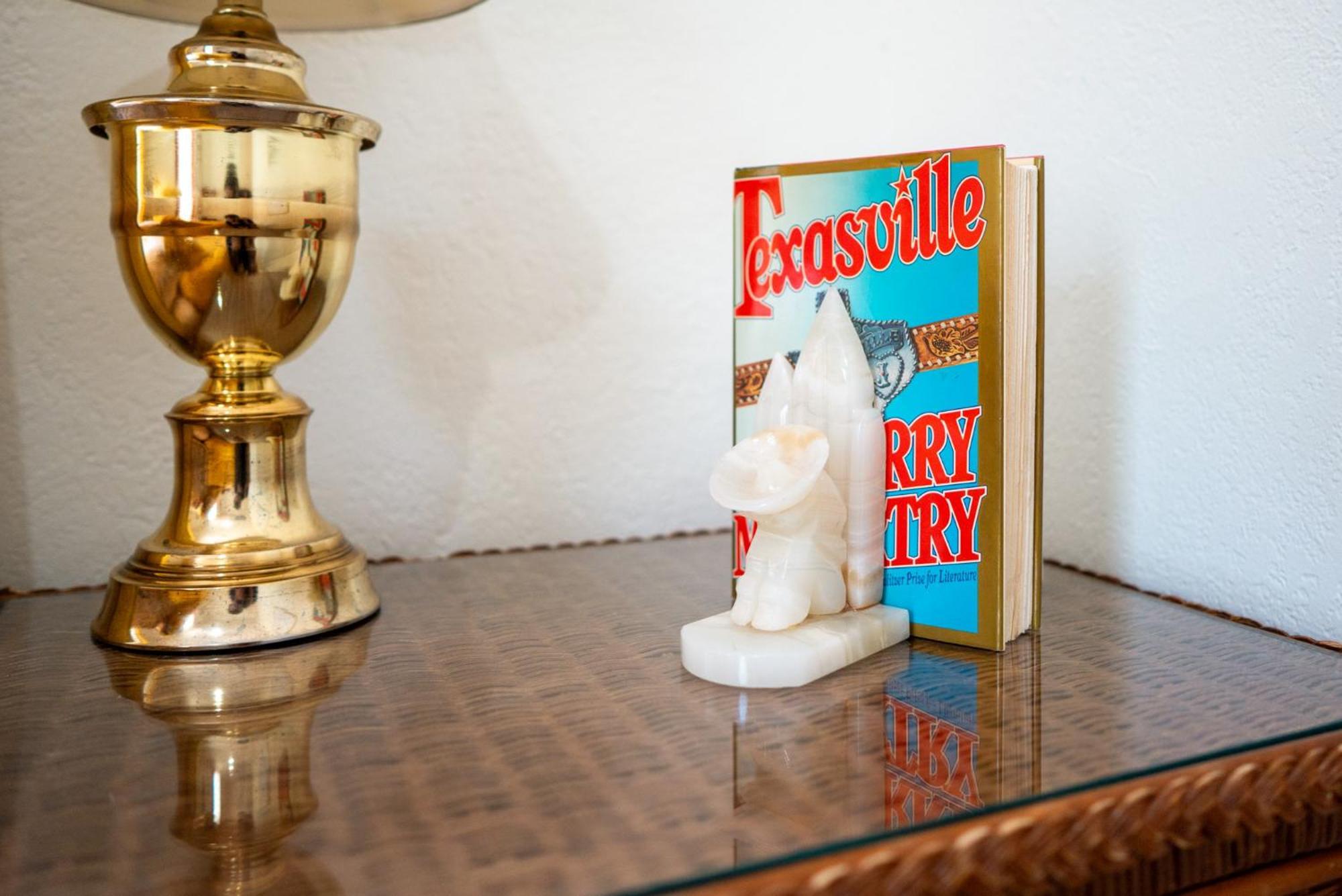 Stylish, Artsy Bungalow Central Eastside Austin Bagian luar foto