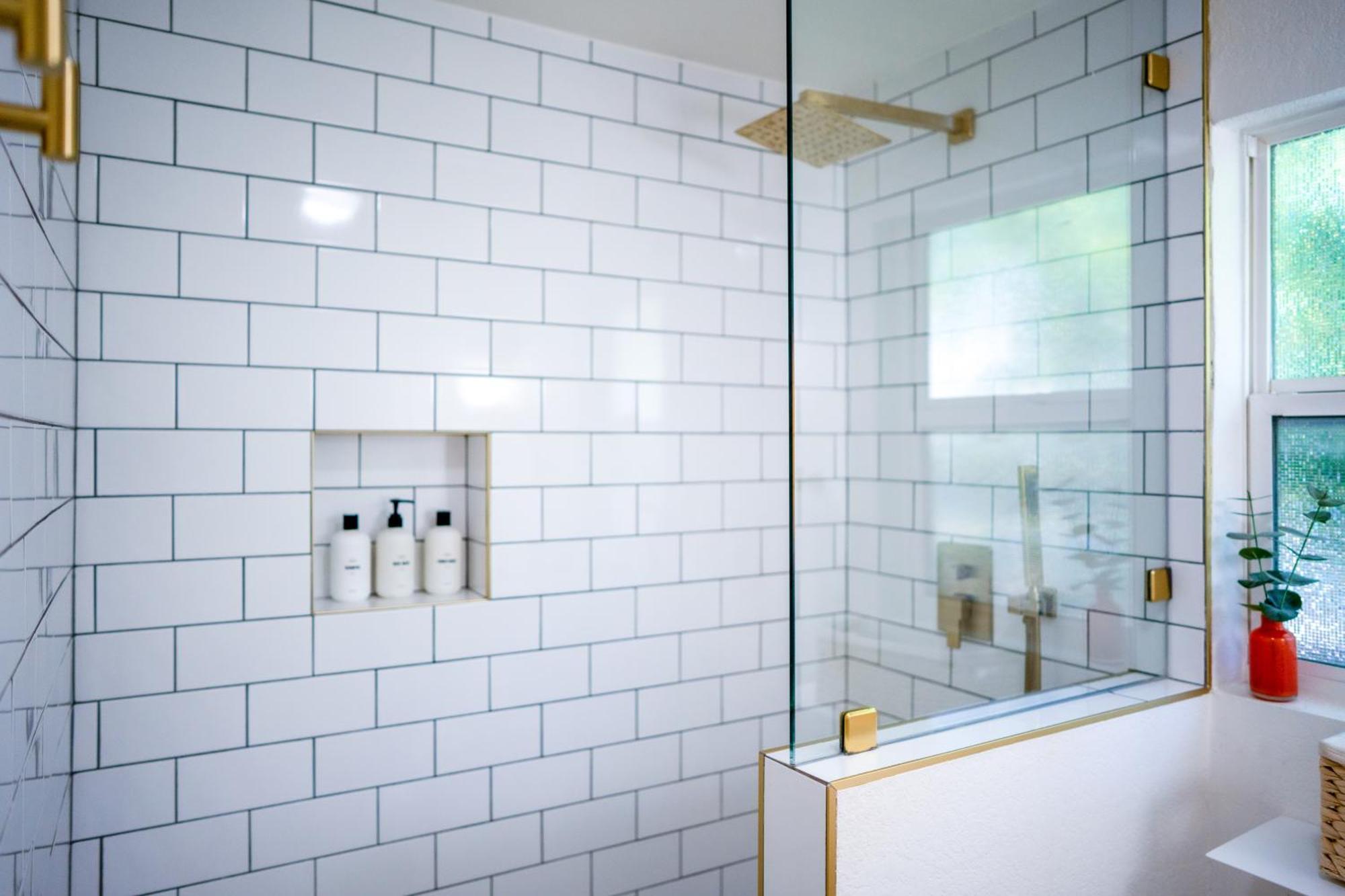 Stylish, Artsy Bungalow Central Eastside Austin Bagian luar foto