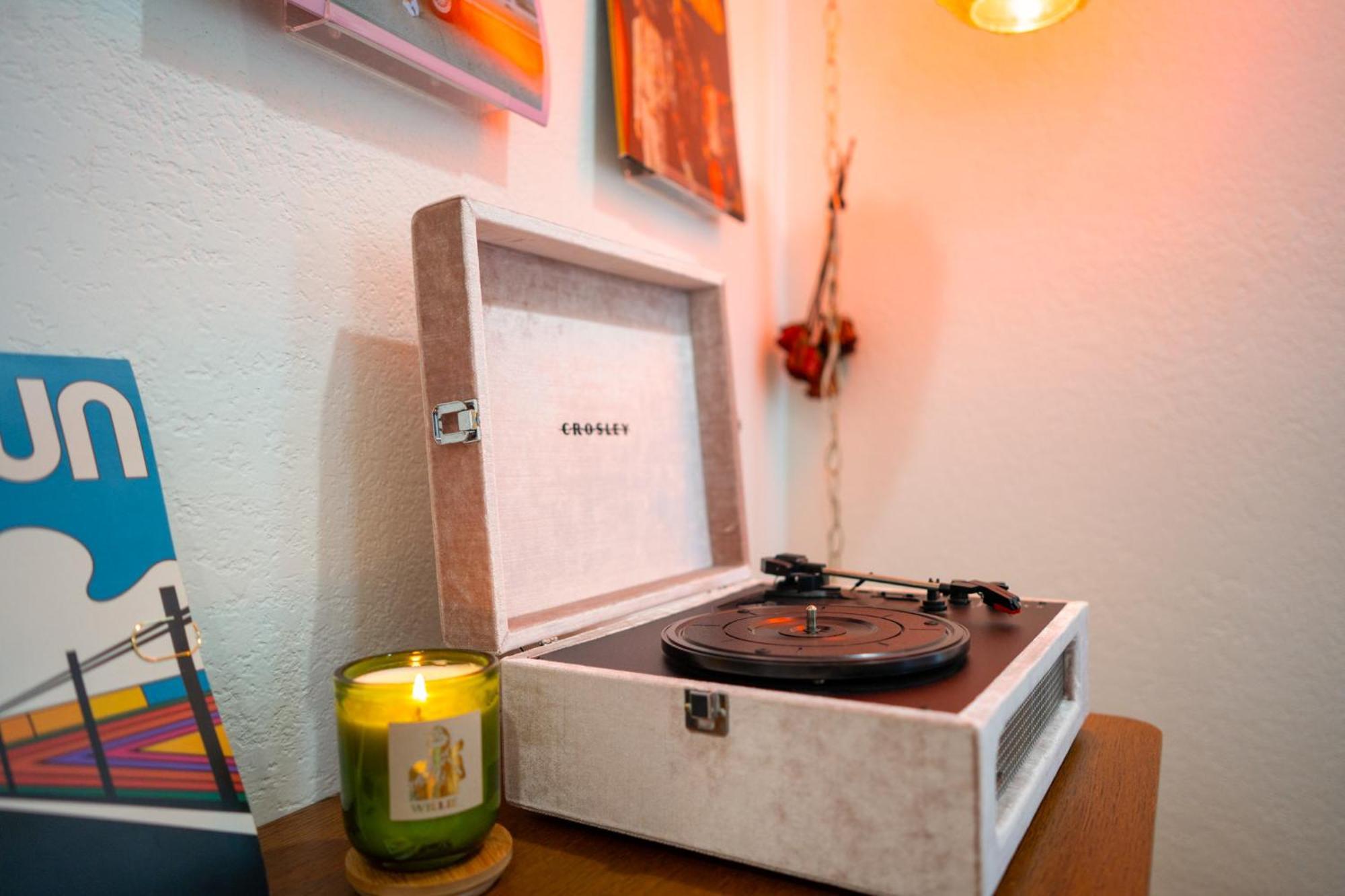 Stylish, Artsy Bungalow Central Eastside Austin Bagian luar foto