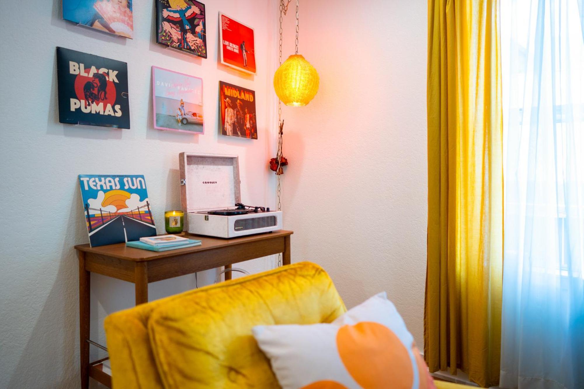 Stylish, Artsy Bungalow Central Eastside Austin Bagian luar foto