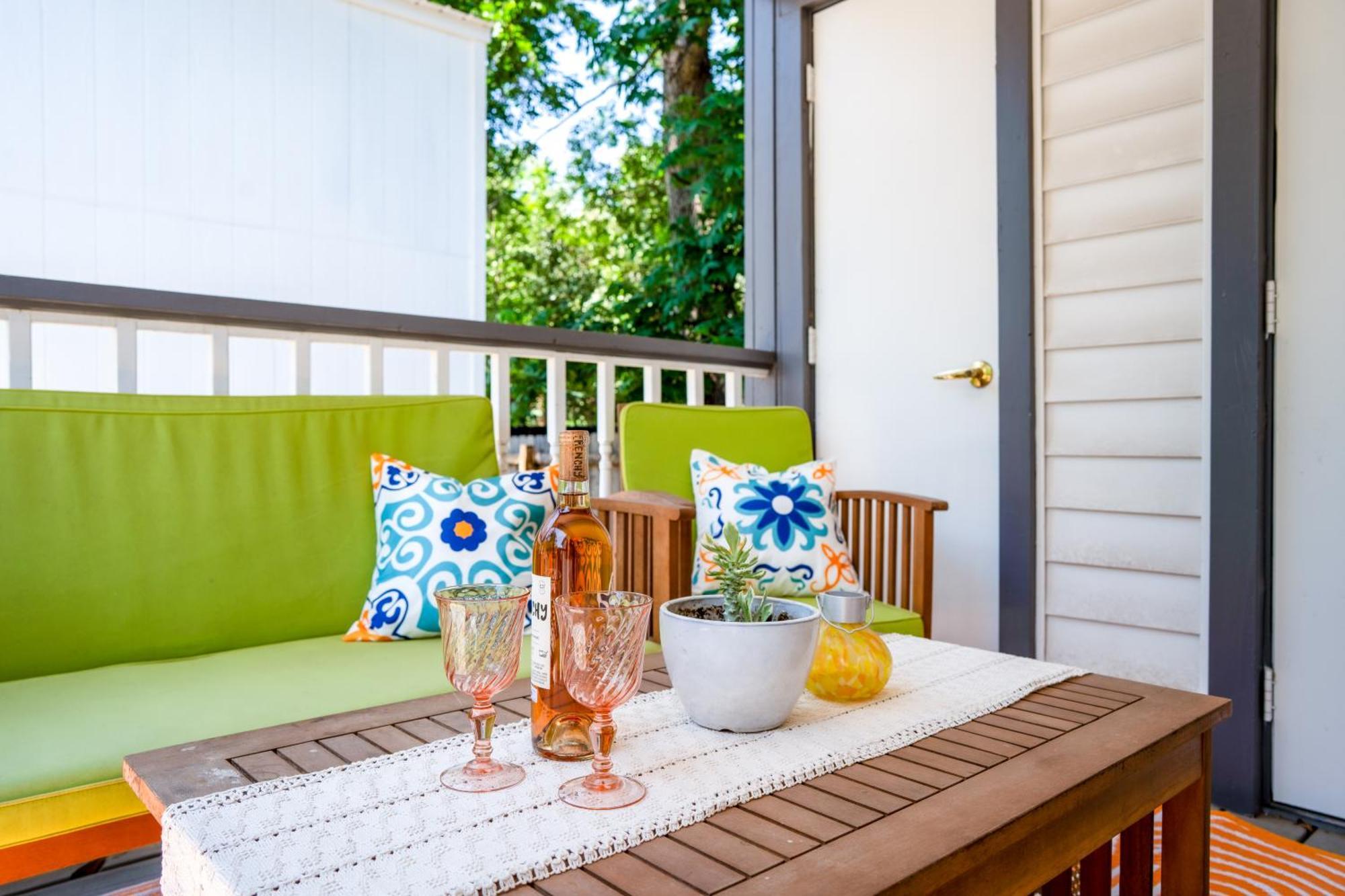 Stylish, Artsy Bungalow Central Eastside Austin Bagian luar foto