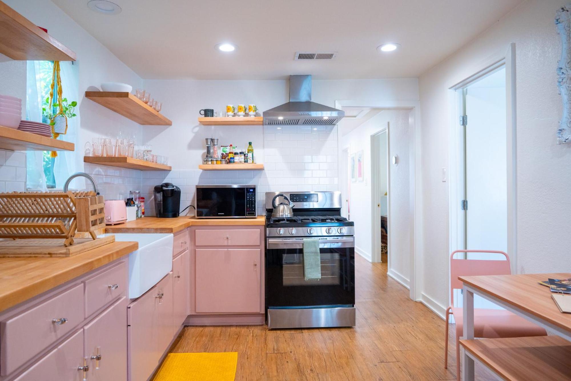 Stylish, Artsy Bungalow Central Eastside Austin Bagian luar foto