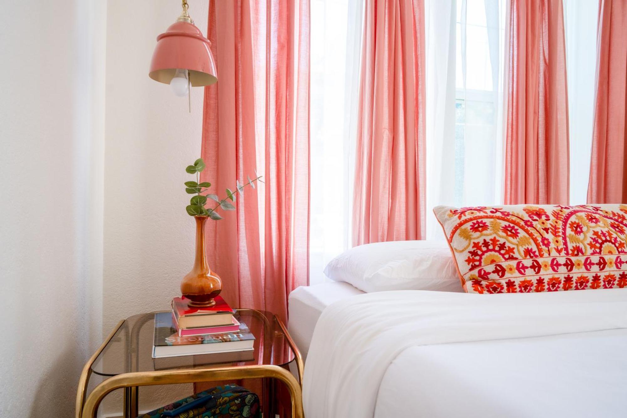 Stylish, Artsy Bungalow Central Eastside Austin Bagian luar foto