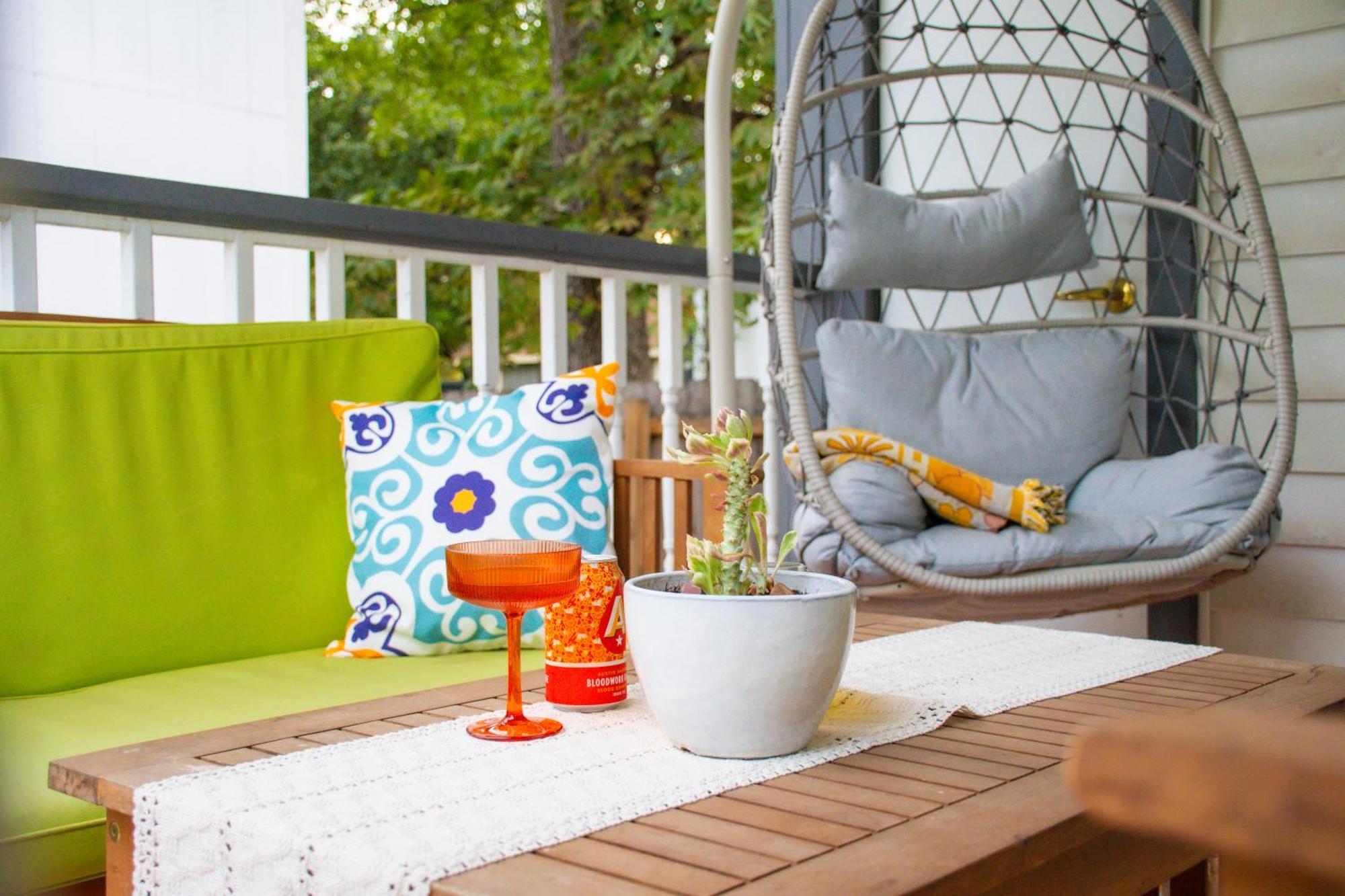 Stylish, Artsy Bungalow Central Eastside Austin Bagian luar foto