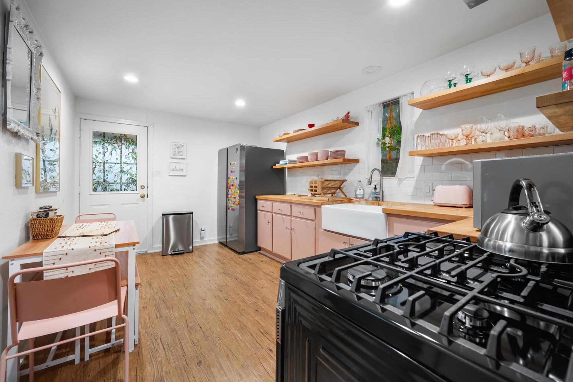 Stylish, Artsy Bungalow Central Eastside Austin Bagian luar foto