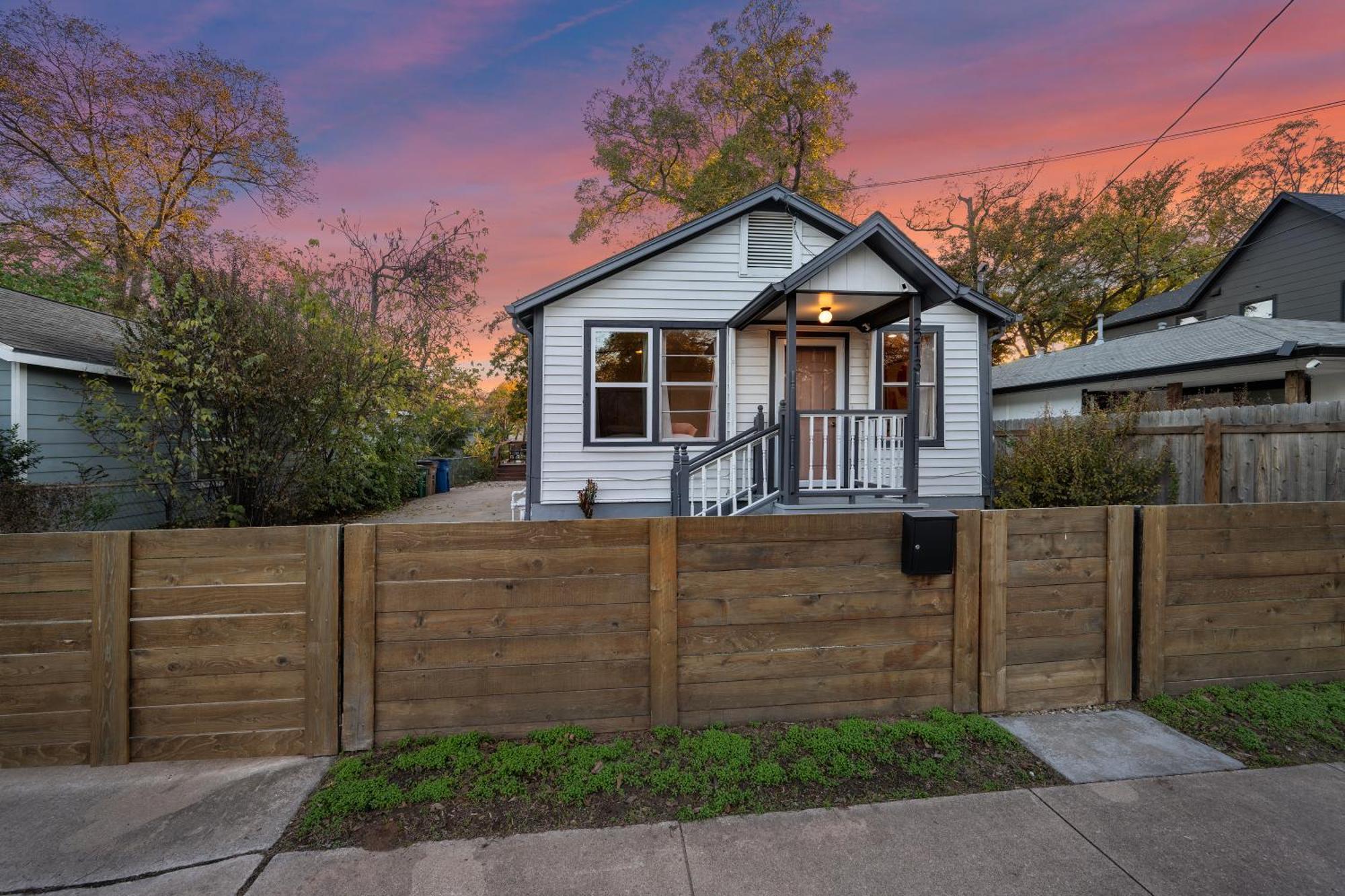 Stylish, Artsy Bungalow Central Eastside Austin Bagian luar foto