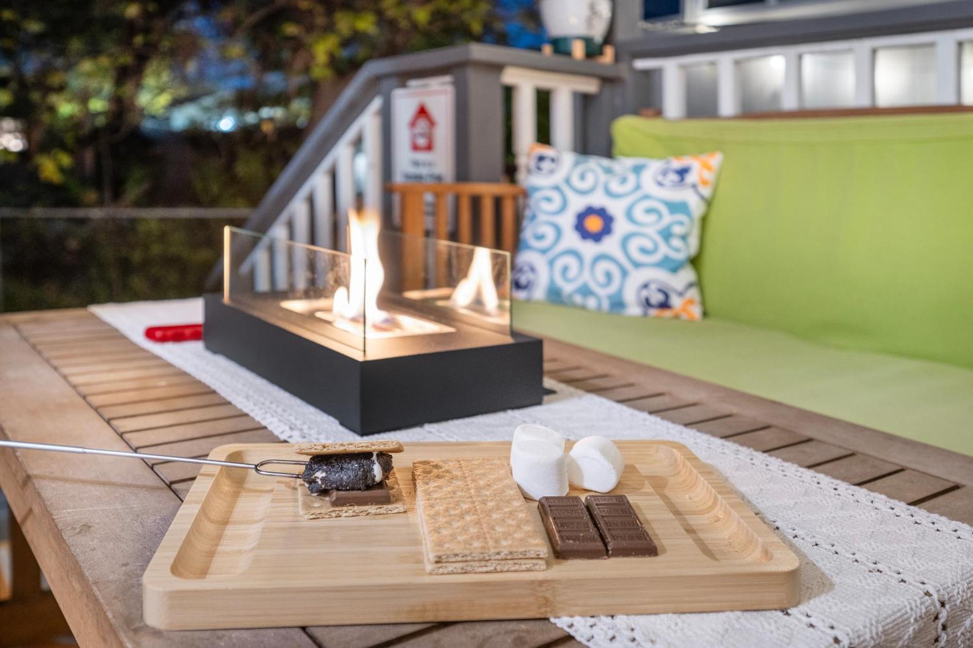Stylish, Artsy Bungalow Central Eastside Austin Bagian luar foto