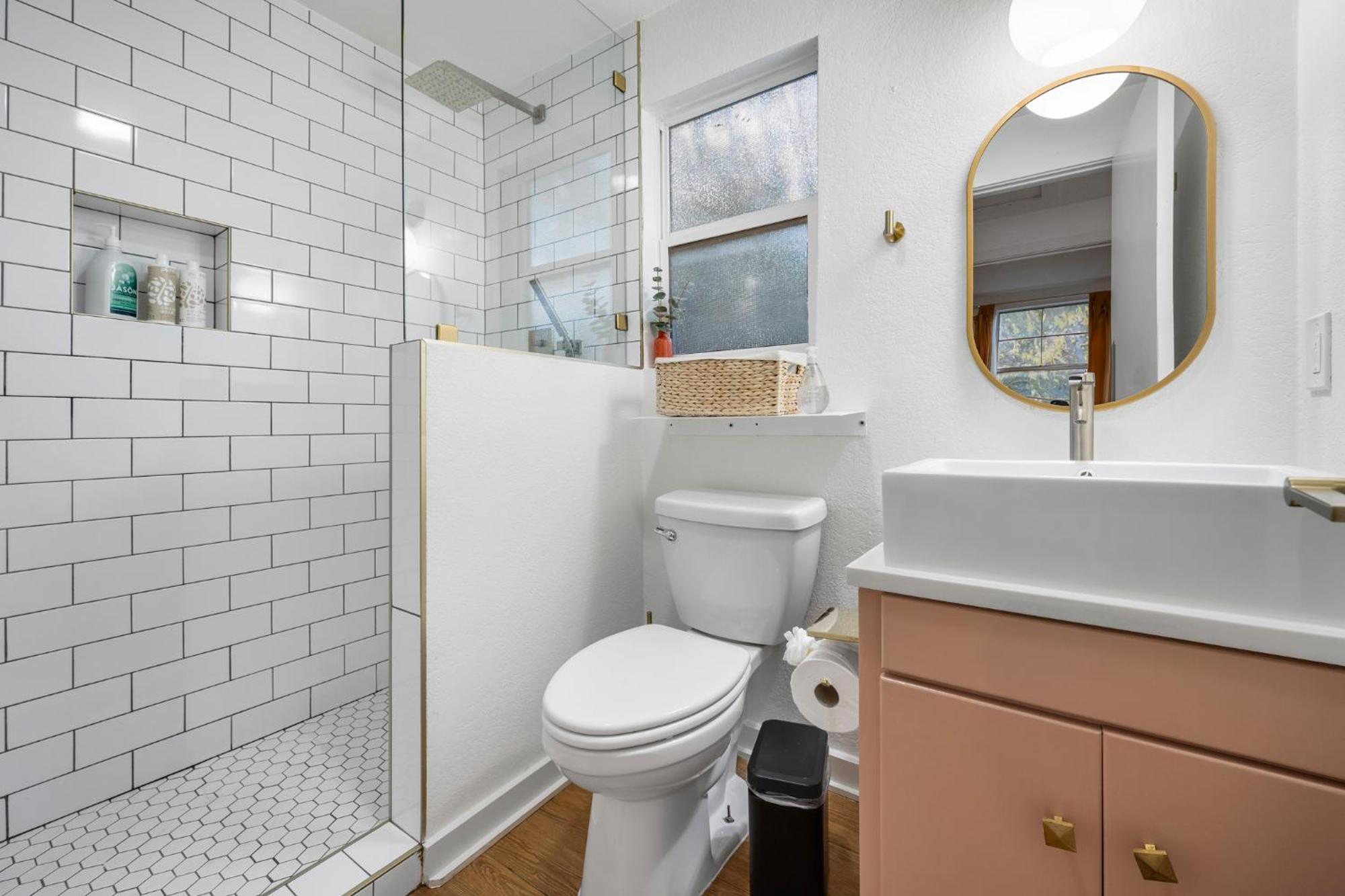Stylish, Artsy Bungalow Central Eastside Austin Bagian luar foto