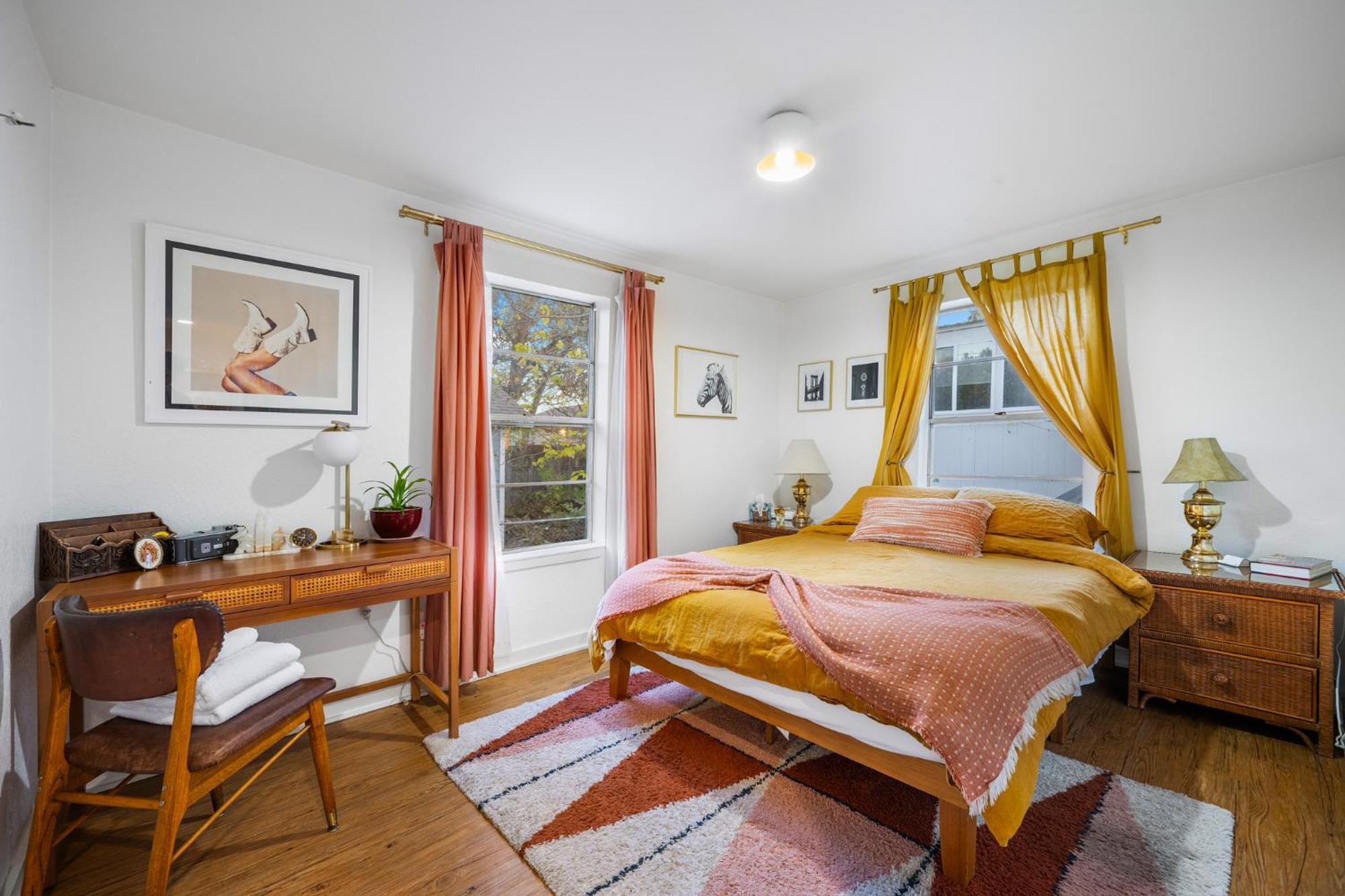 Stylish, Artsy Bungalow Central Eastside Austin Bagian luar foto