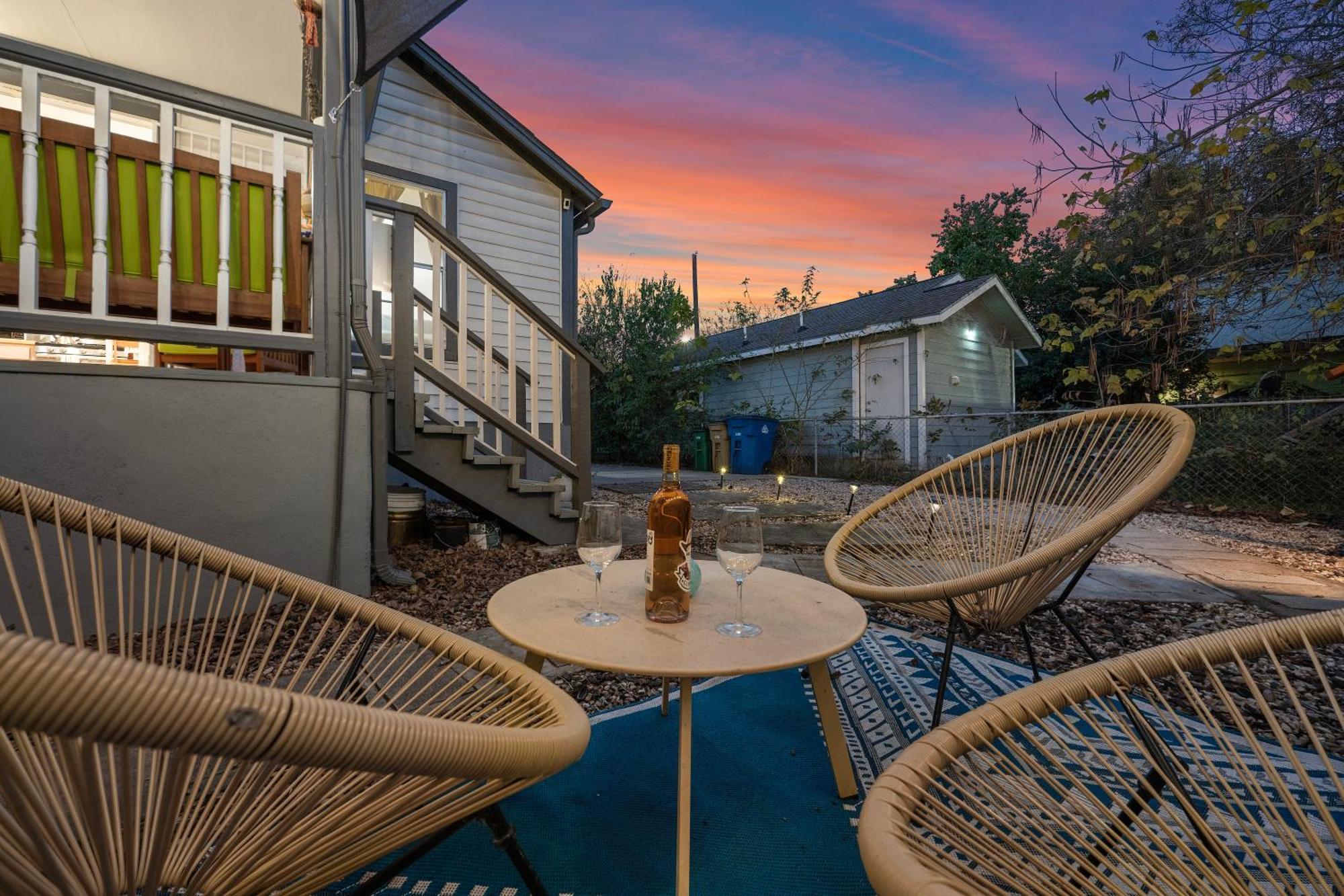Stylish, Artsy Bungalow Central Eastside Austin Bagian luar foto