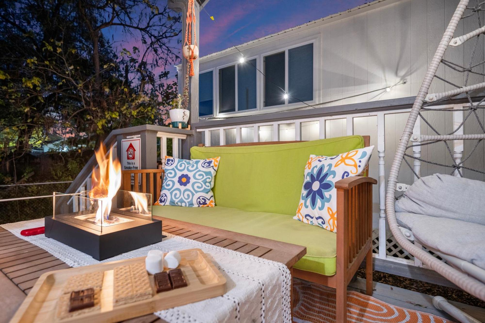 Stylish, Artsy Bungalow Central Eastside Austin Bagian luar foto