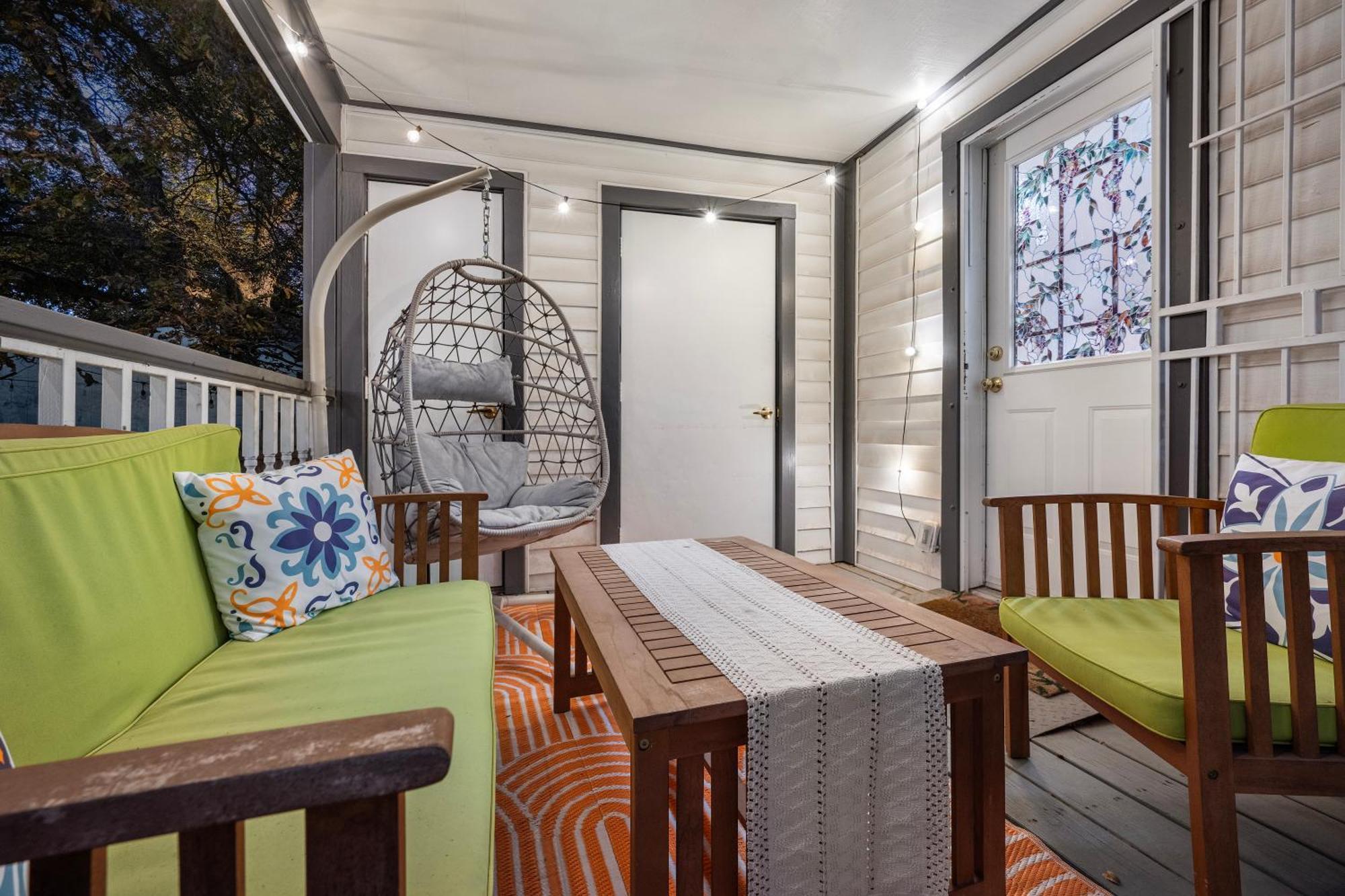 Stylish, Artsy Bungalow Central Eastside Austin Bagian luar foto