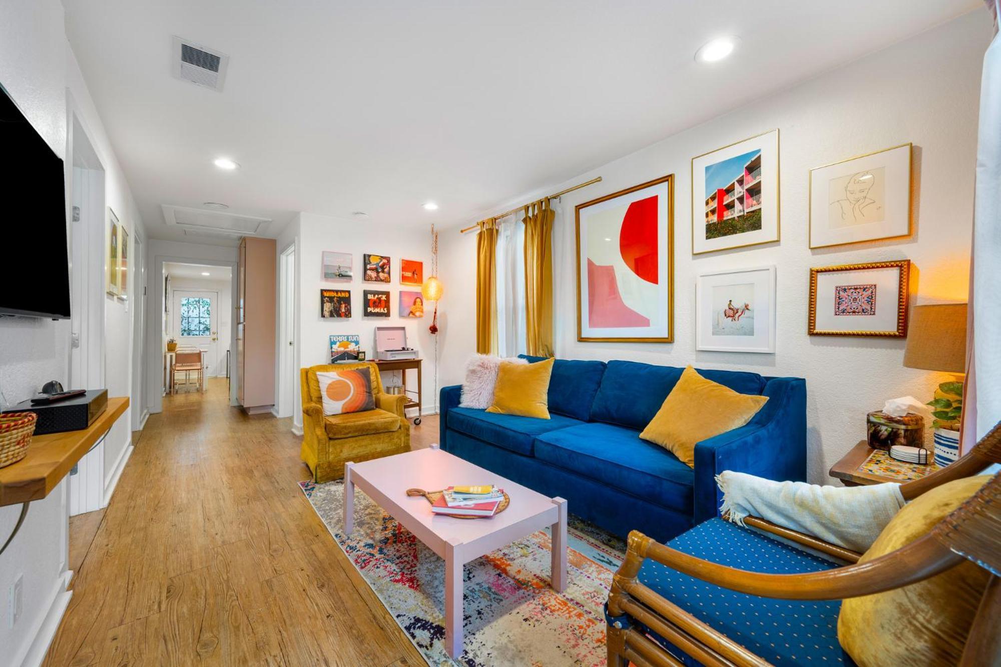 Stylish, Artsy Bungalow Central Eastside Austin Bagian luar foto