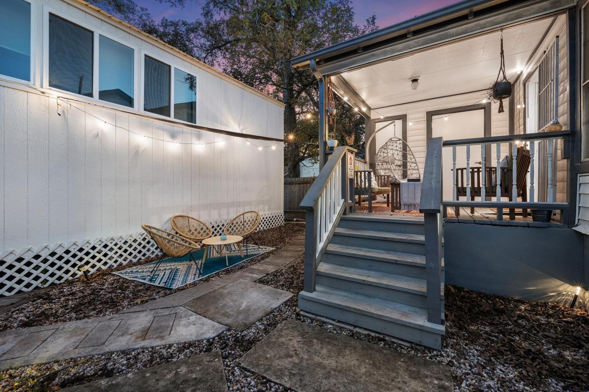 Stylish, Artsy Bungalow Central Eastside Austin Bagian luar foto